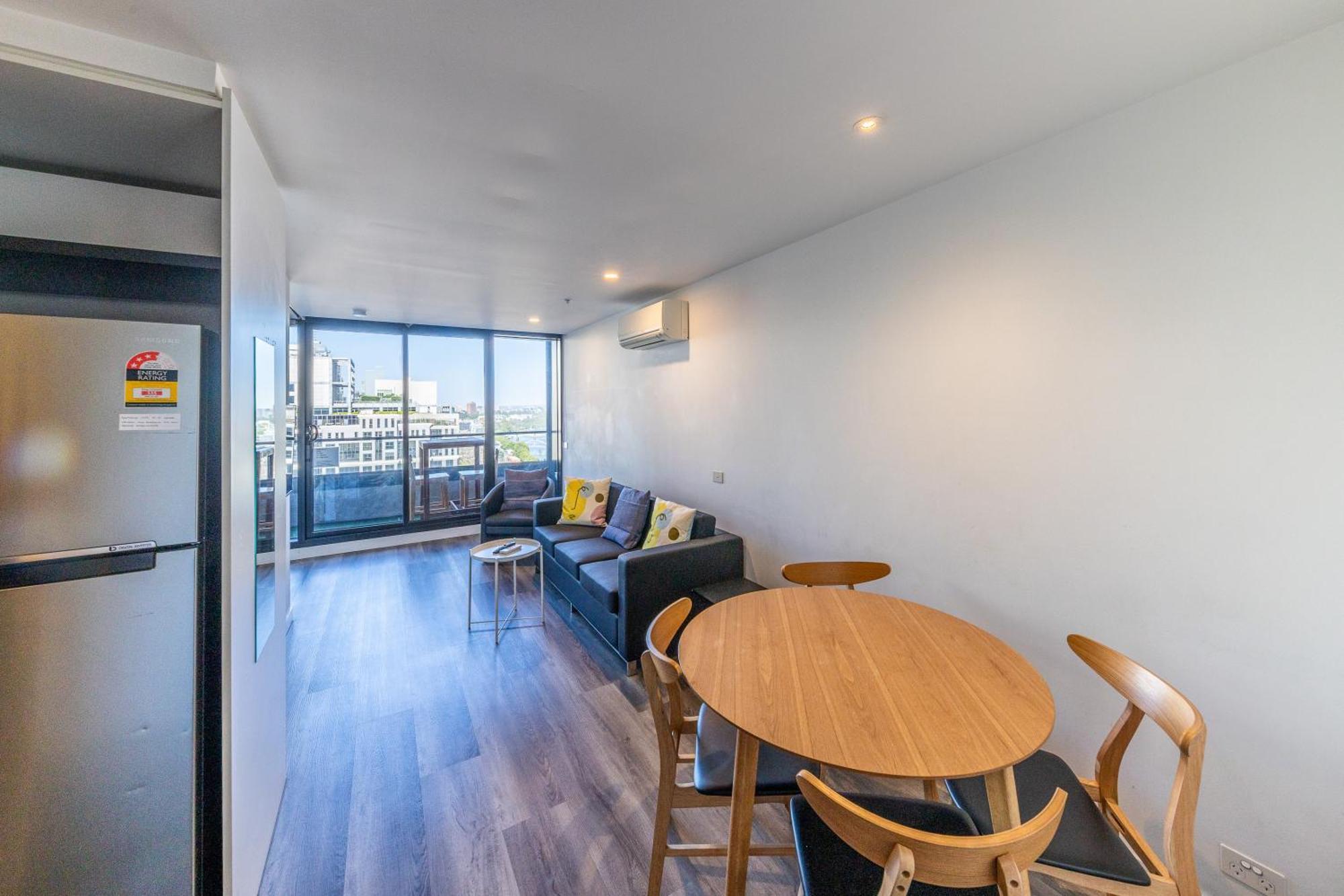 Aura2107, 2 Bedroom With Balcony, Stunning Yarra River And Views Apartment *