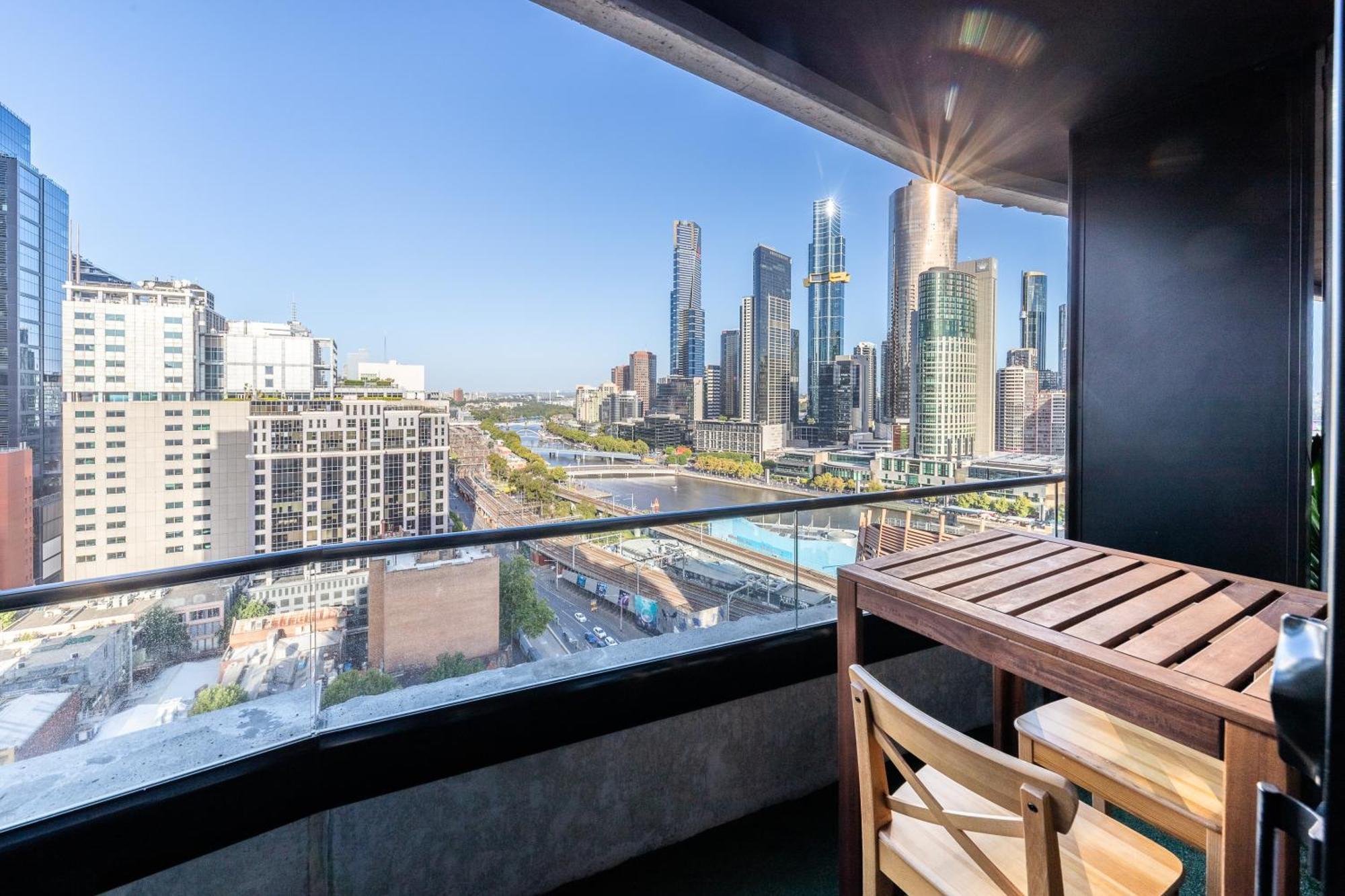 Aura2107, 2 Bedroom With Balcony, Stunning Yarra River And Views Apartment *