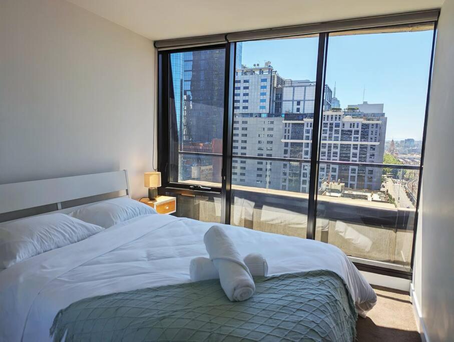 Breathtaking Views Of Yarra River And City Skyline With Free Parking Gym Access Apartment Melbourne