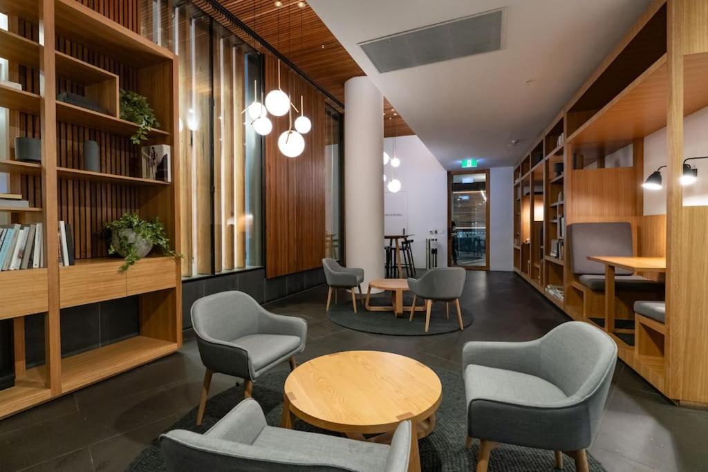 2 Bd Luxury At Heart Of Docklands With 85