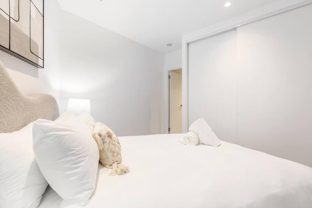 Brand New In Cbd Area! 71sqm, View Melbourne