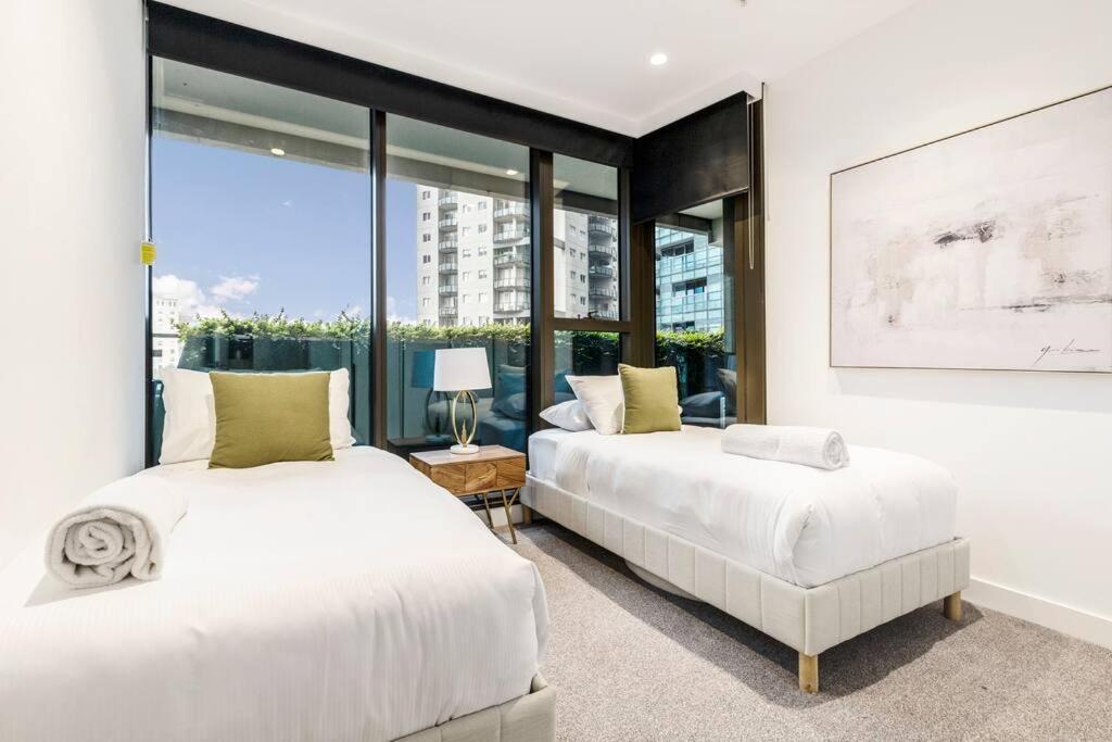 Brand New In Cbd Area! 71sqm, View Apartment Melbourne