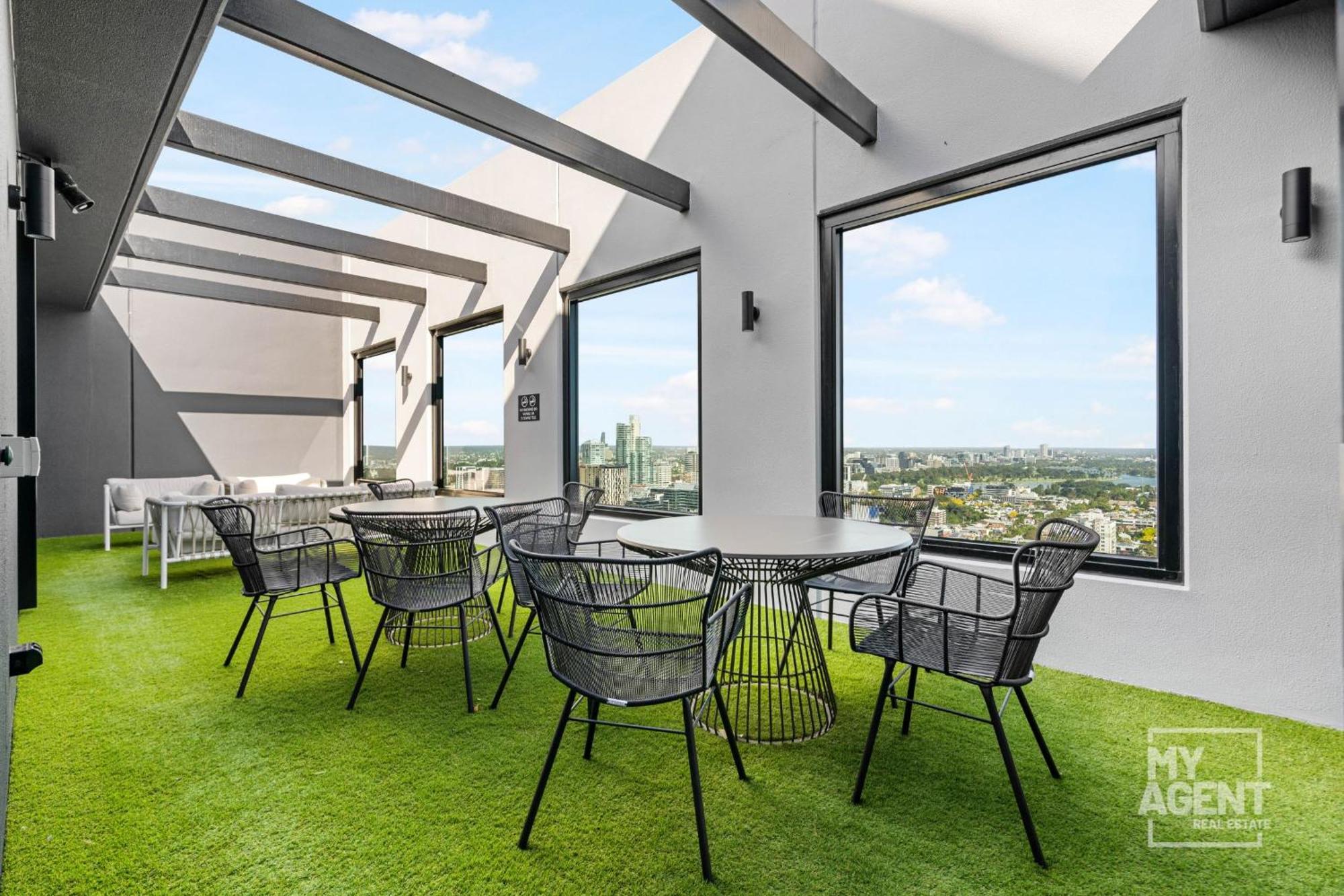 2 Bedroom In Southbanks Stature Building Melbourne
