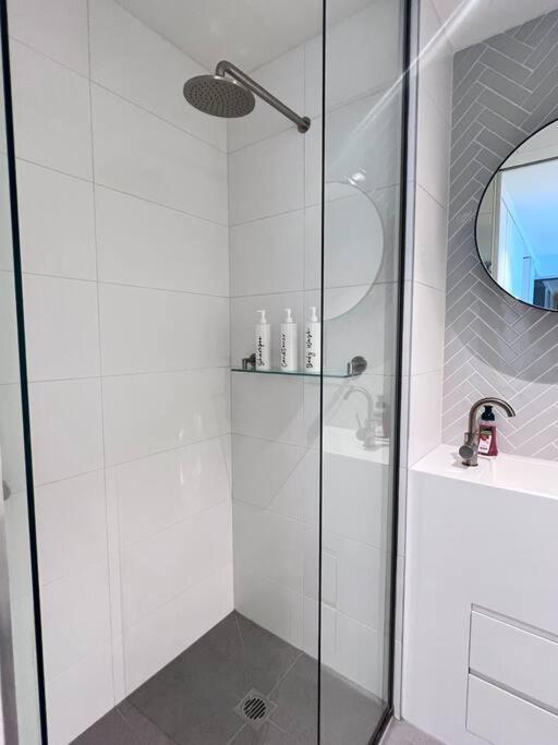 Apartment Heart Of Cbd Skyhigh And Sea View 2 Bedroom Melbourne