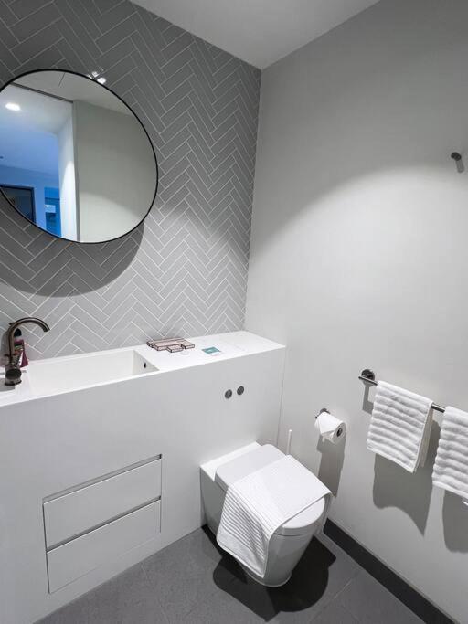 Apartment Heart Of Cbd Skyhigh And Sea View 2 Bedroom *