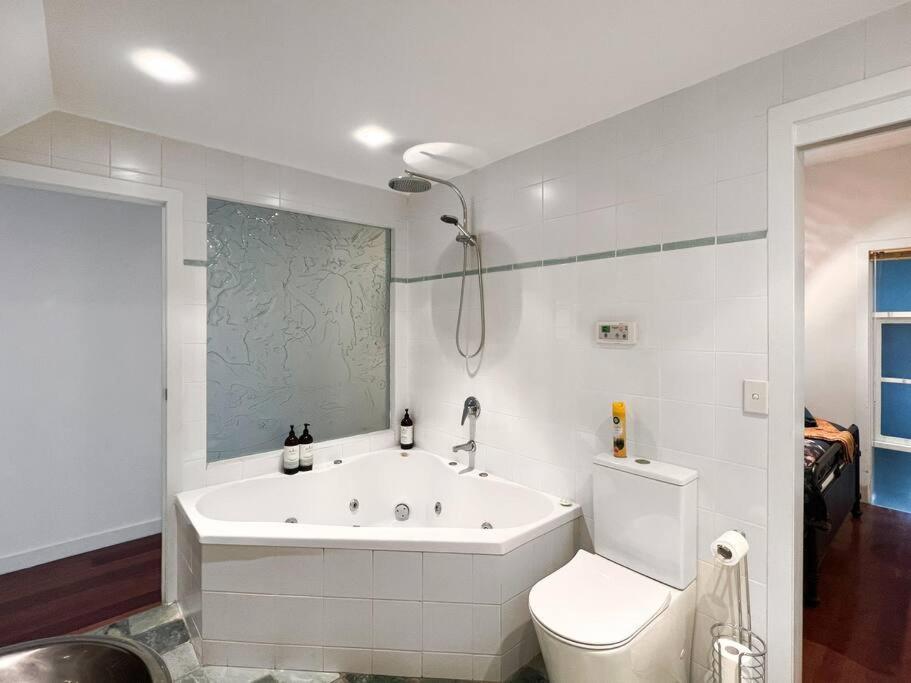 Apartment Warehouse Conversion Set 100 Metres From Bridge Rd Melbourne
