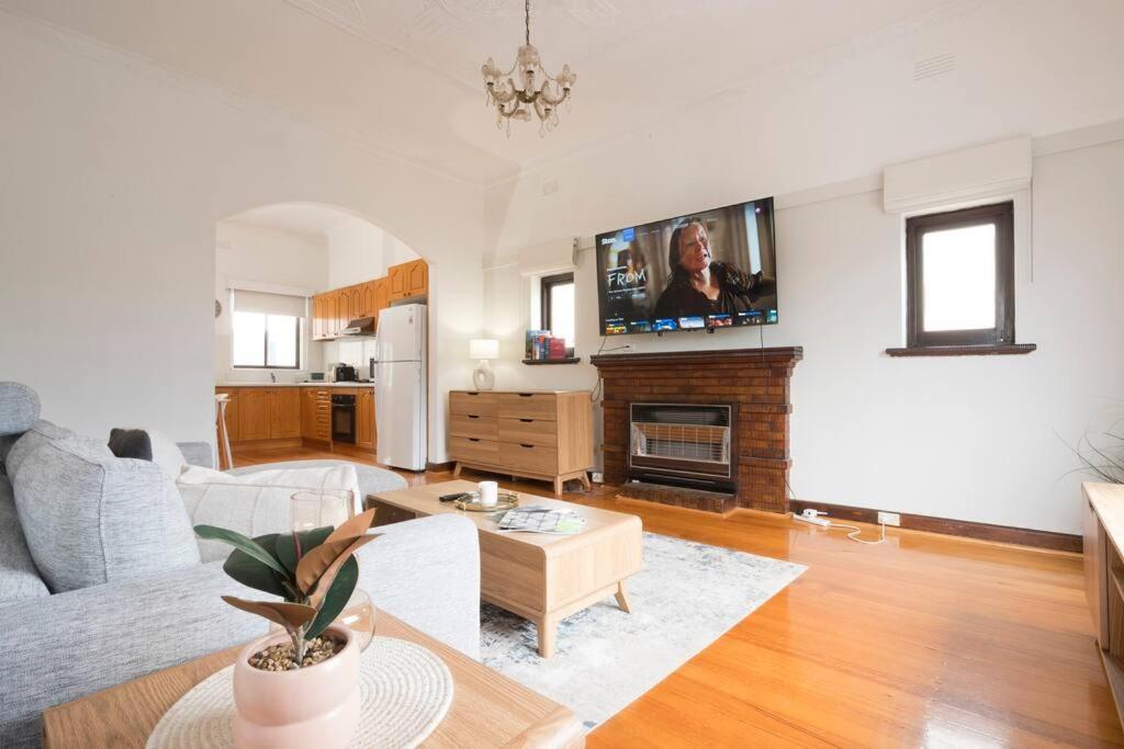 Richmond Delights - 4 Bedrooms And A Big Backyard Holiday home *