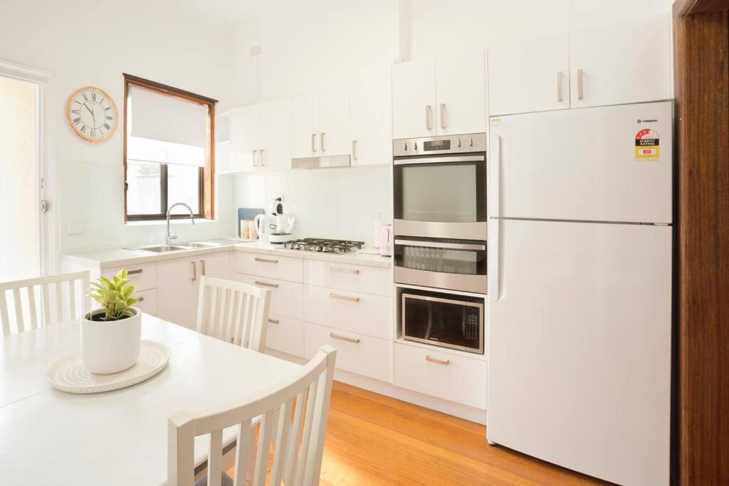 Richmond Delights - 4 Bedrooms And A Big Backyard