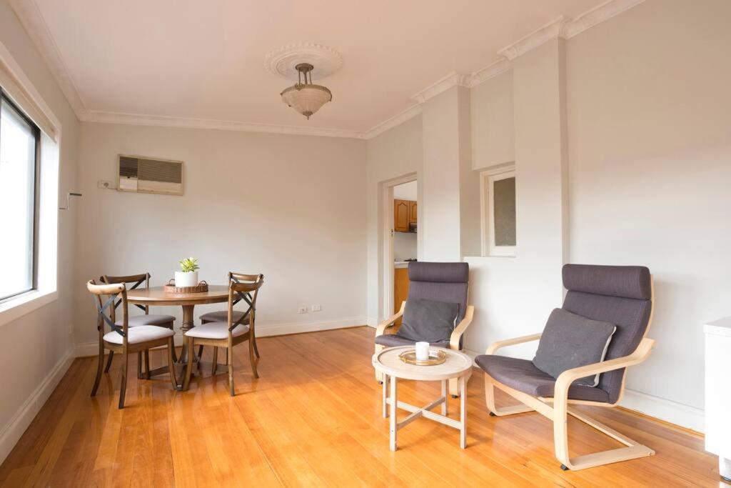 Richmond Delights - 4 Bedrooms And A Big Backyard Holiday home *