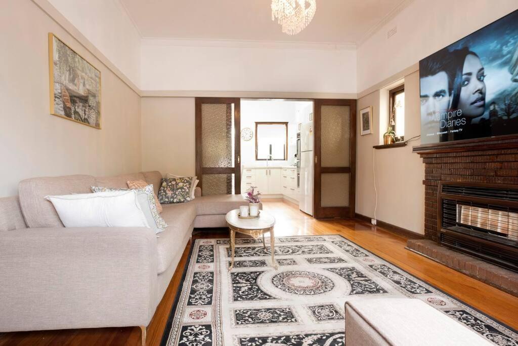 Richmond Delights - 4 Bedrooms And A Big Backyard