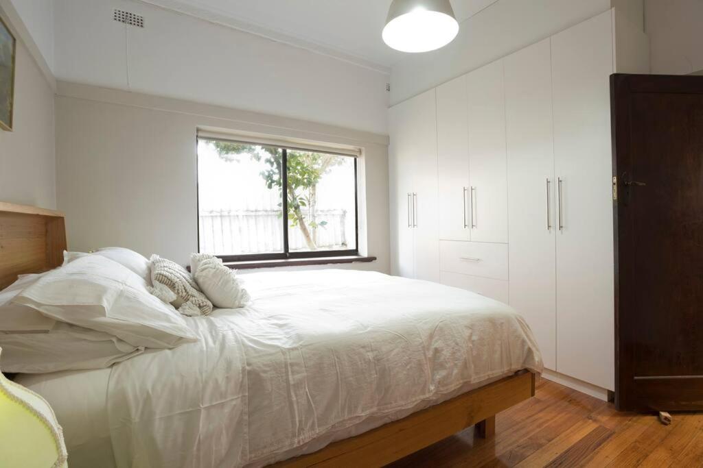 Richmond Delights - 4 Bedrooms And A Big Backyard Holiday home *