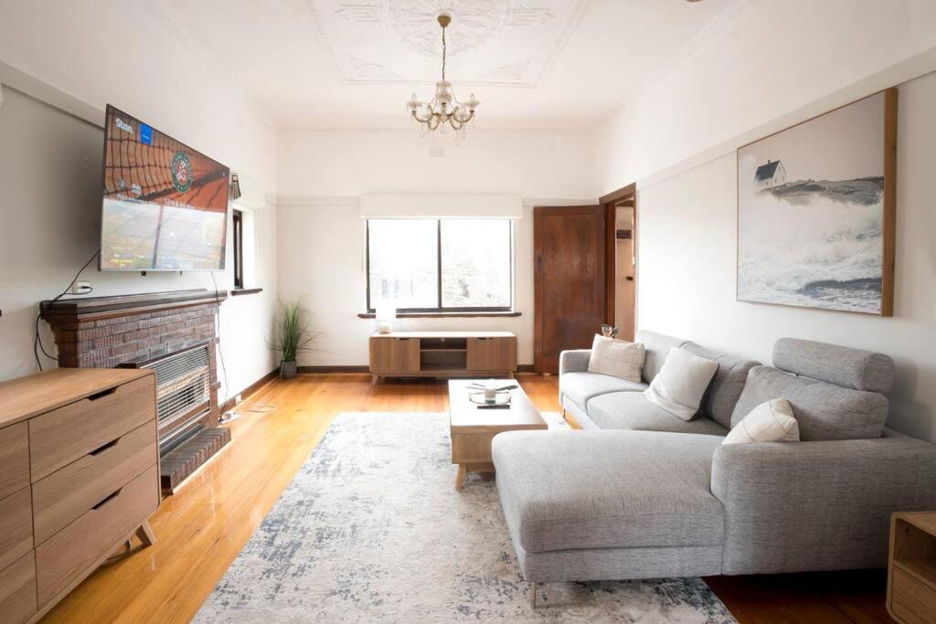 Richmond Delights - 4 Bedrooms And A Big Backyard *