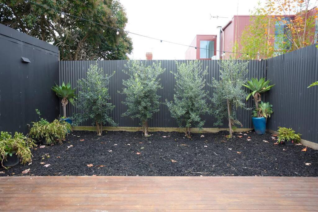Richmond Delights - 4 Bedrooms And A Big Backyard Holiday home *