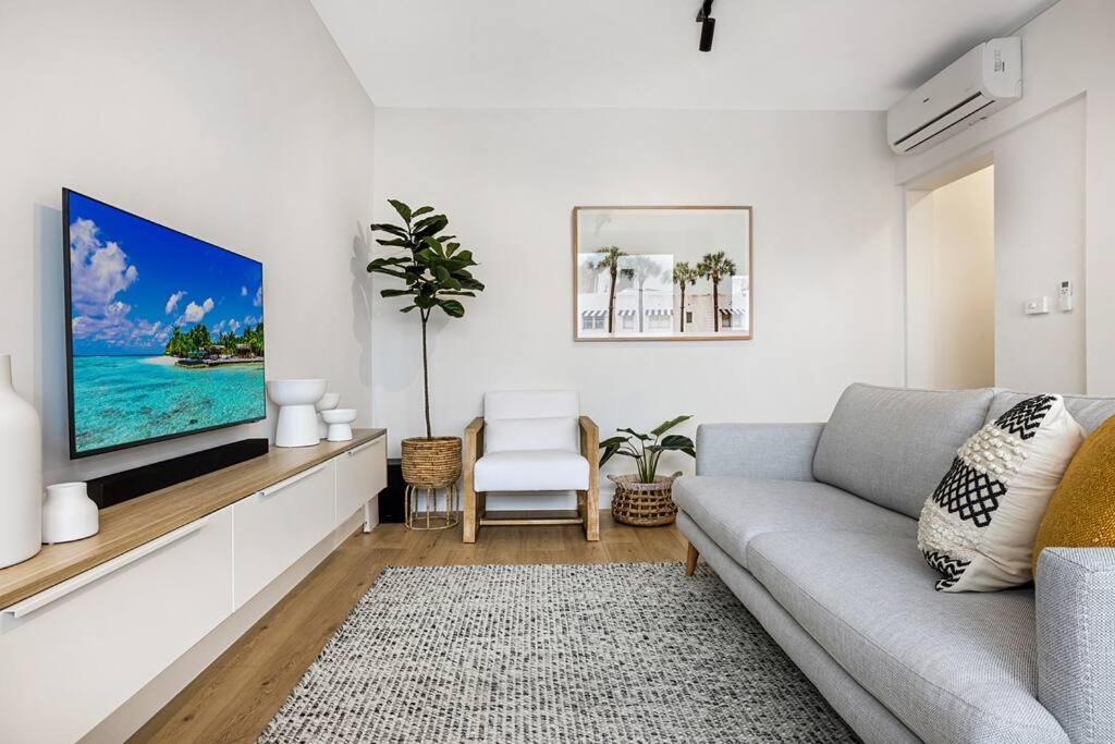 Apartment Stylish 2- Bedroom Unit Near Parks, Shopping And Dining *