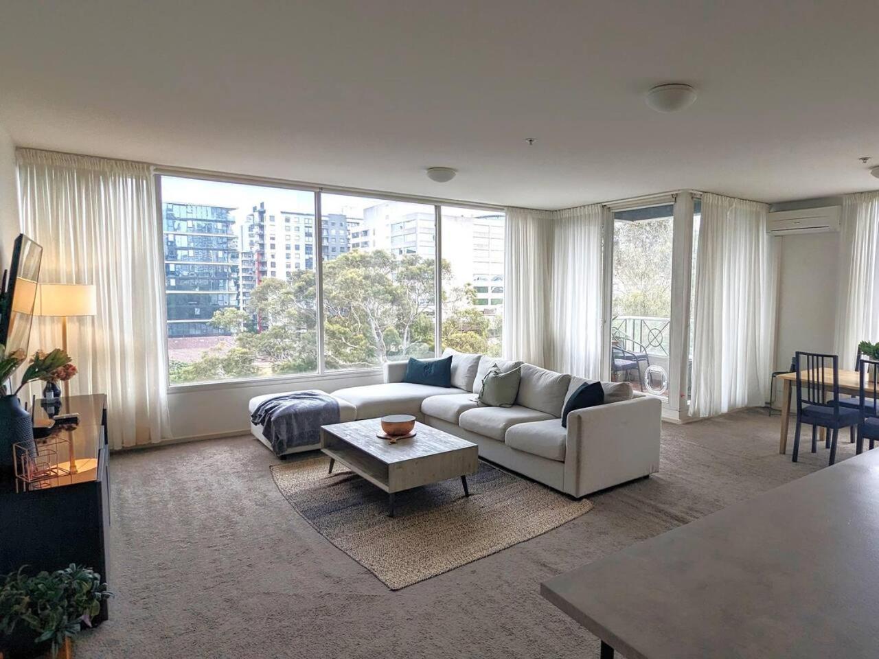Treetop Tranquillity On Queen Apartment *