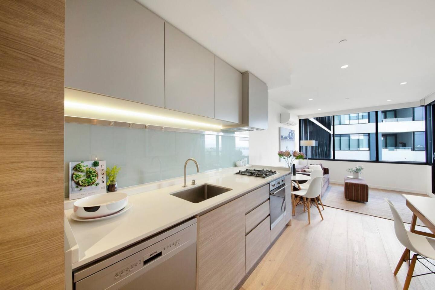 Cool And Contemporary On The Edge *