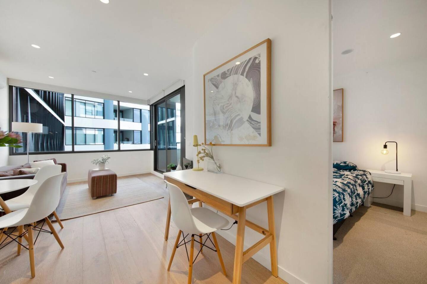 Cool And Contemporary On The Edge *