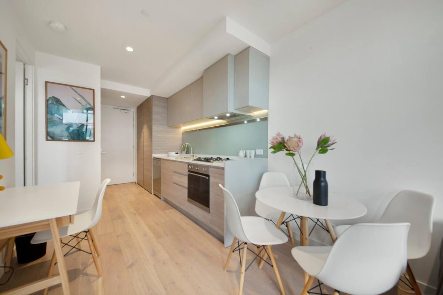 Apartment Cool And Contemporary On The Edge Melbourne