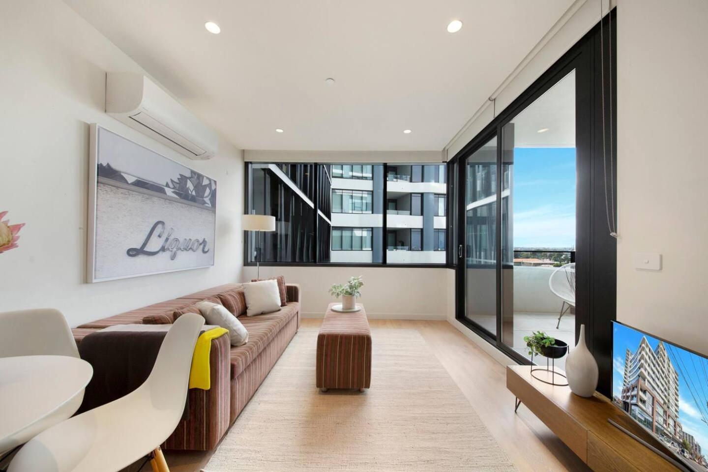 Cool And Contemporary On The Edge Apartment Melbourne