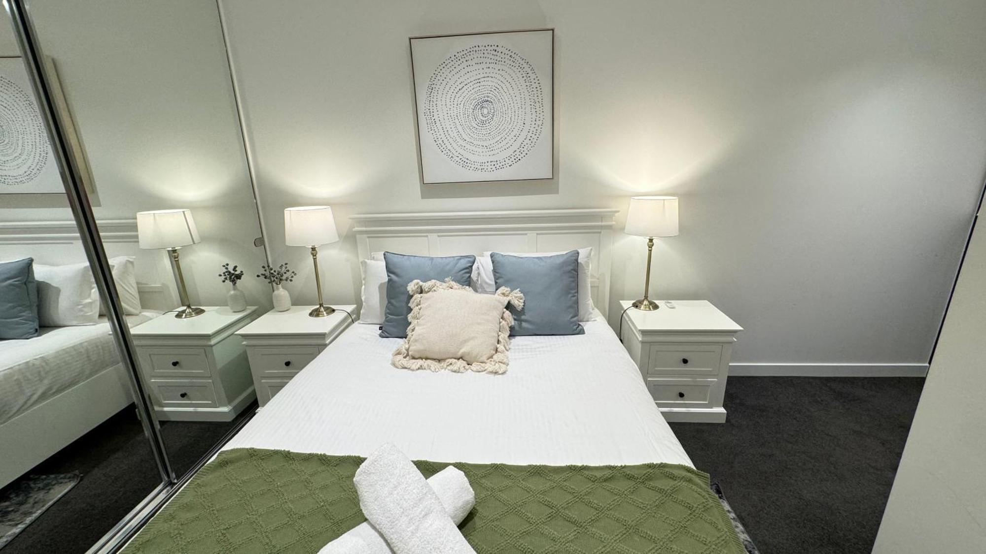 Elegant City Escape 2Br Retreat With Pool, Gym *