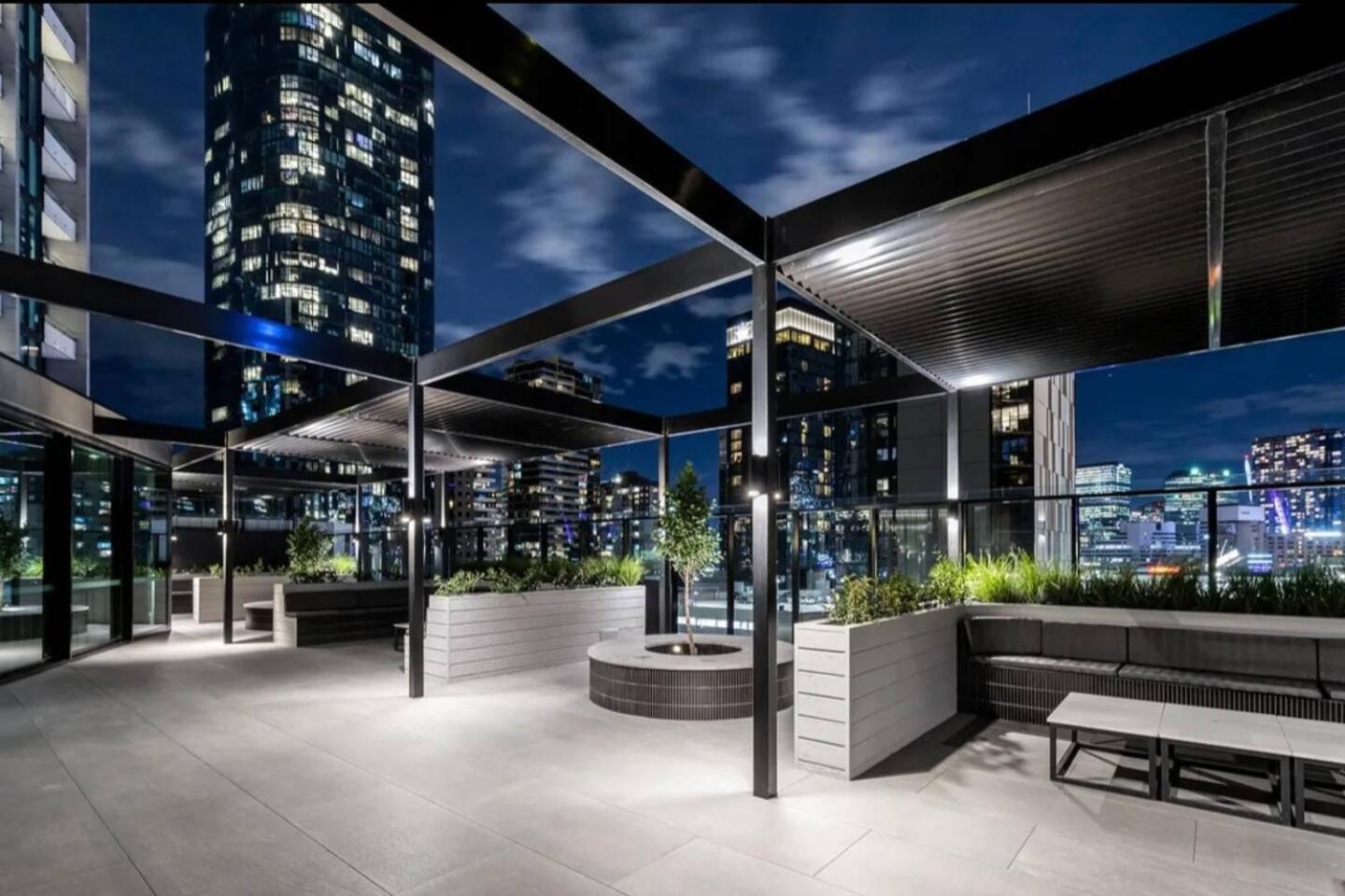 Elegant City Escape 2Br Retreat With Pool, Gym Apartment