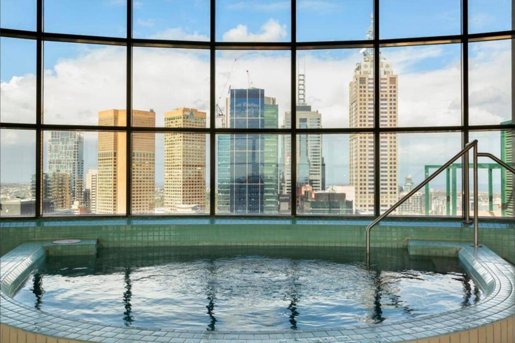 Spacious 3-bed Unit In Cbd W Pool & Gym * Melbourne
