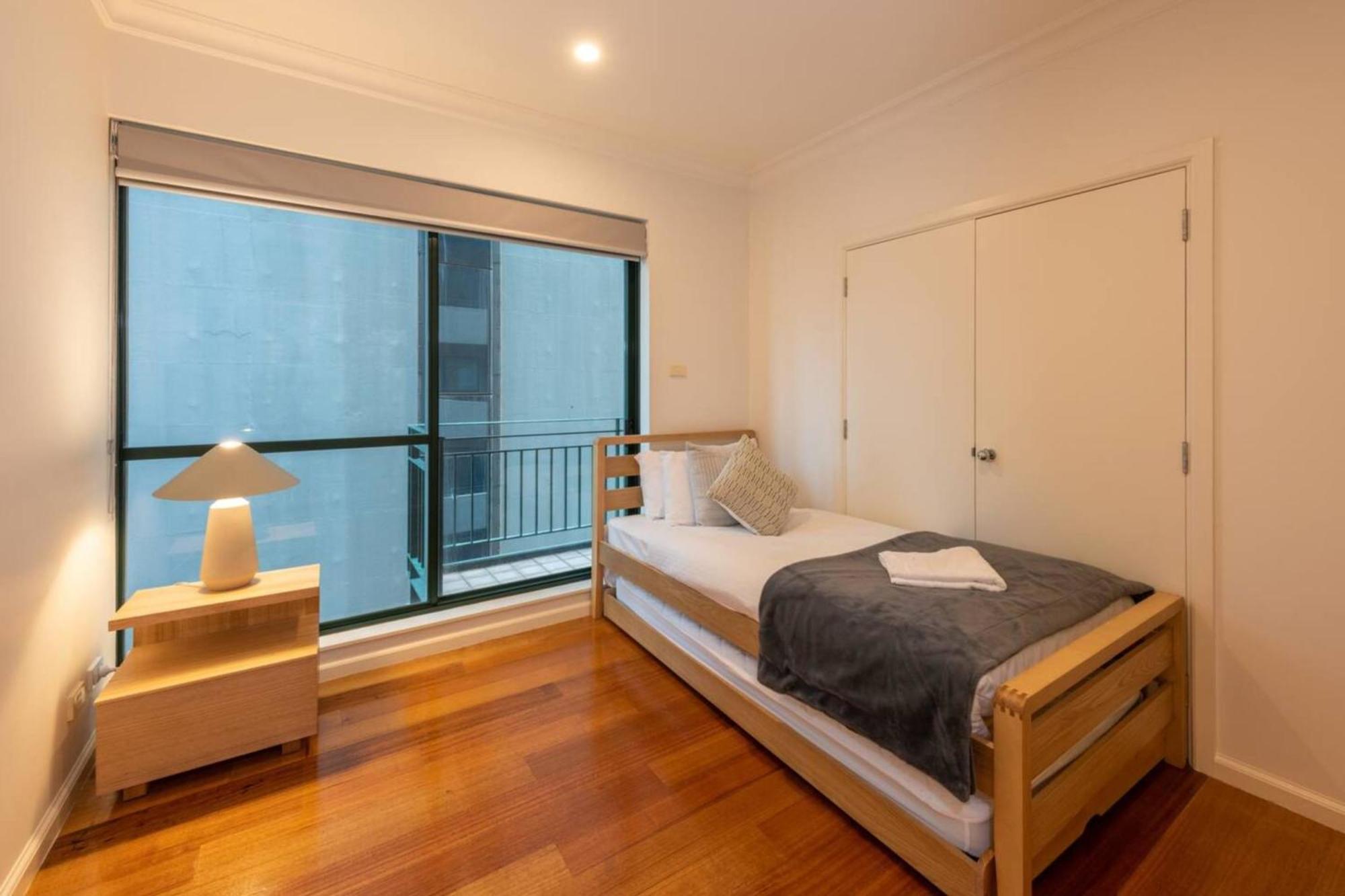Spacious 3-bed Unit In Cbd W Pool & Gym * Melbourne