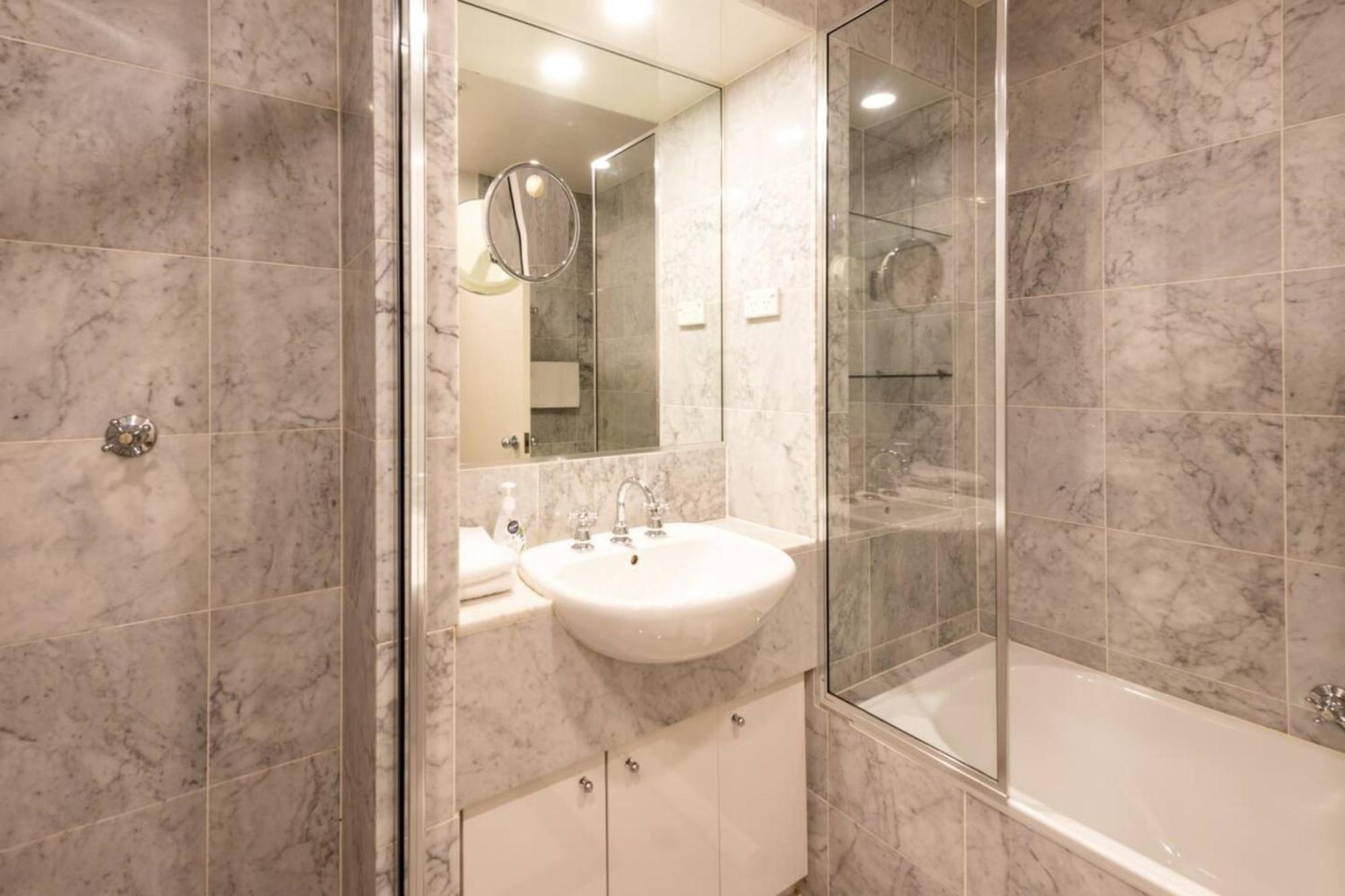 Spacious 3-bed Unit In Cbd W Pool & Gym Melbourne