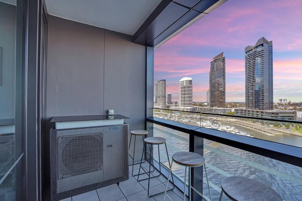 Breathtaking Views Over The Water- Spacious 2b2b1c Melbourne