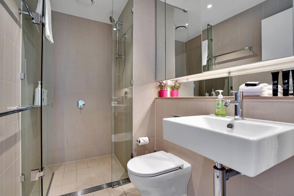 Breathtaking Views Over The Water- Spacious 2b2b1c Apartment