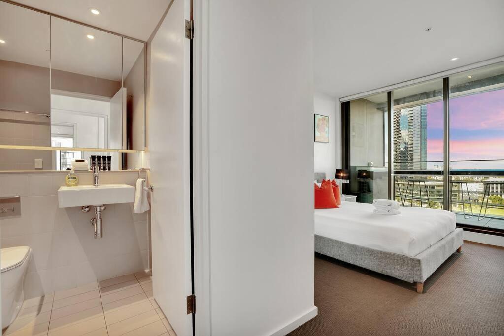 Breathtaking Views Over The Water- Spacious 2b2b1c Apartment *