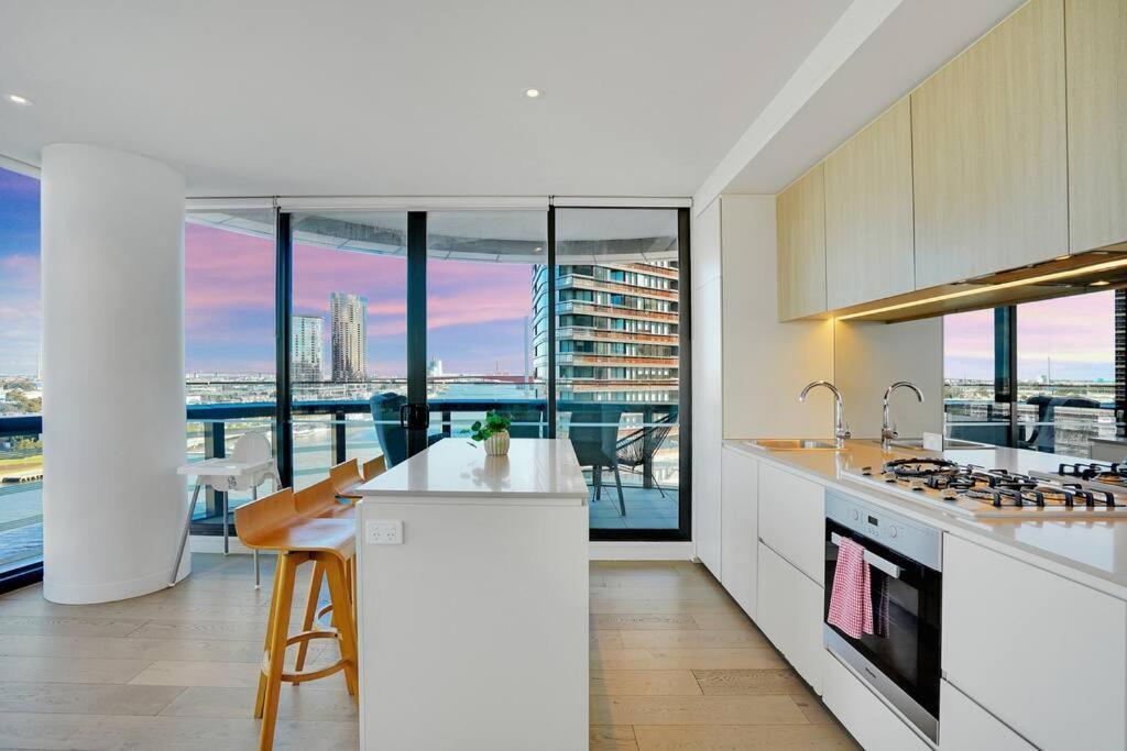 Apartment Breathtaking Views Over The Water- Spacious 2b2b1c Melbourne