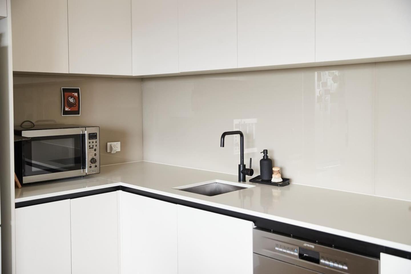Urban Rendezvous - Where Productivity Meets Play Apartment Melbourne