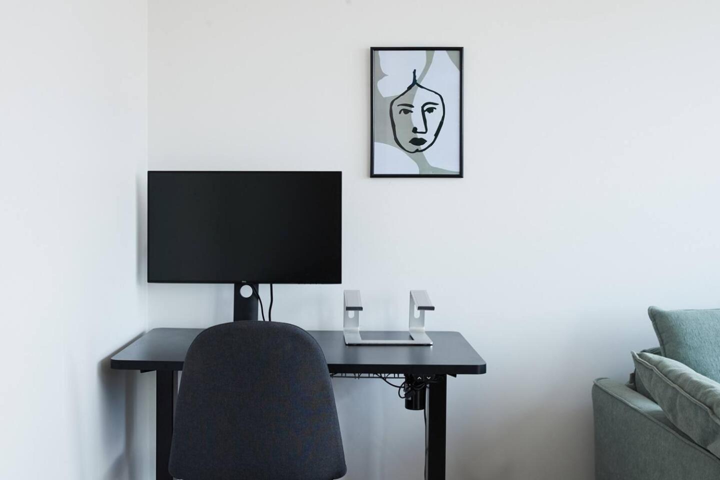 Apartment Urban Rendezvous - Where Productivity Meets Play