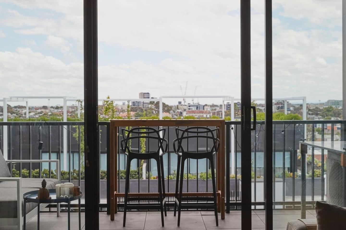 Apartment Urban Rendezvous - Where Productivity Meets Play Melbourne
