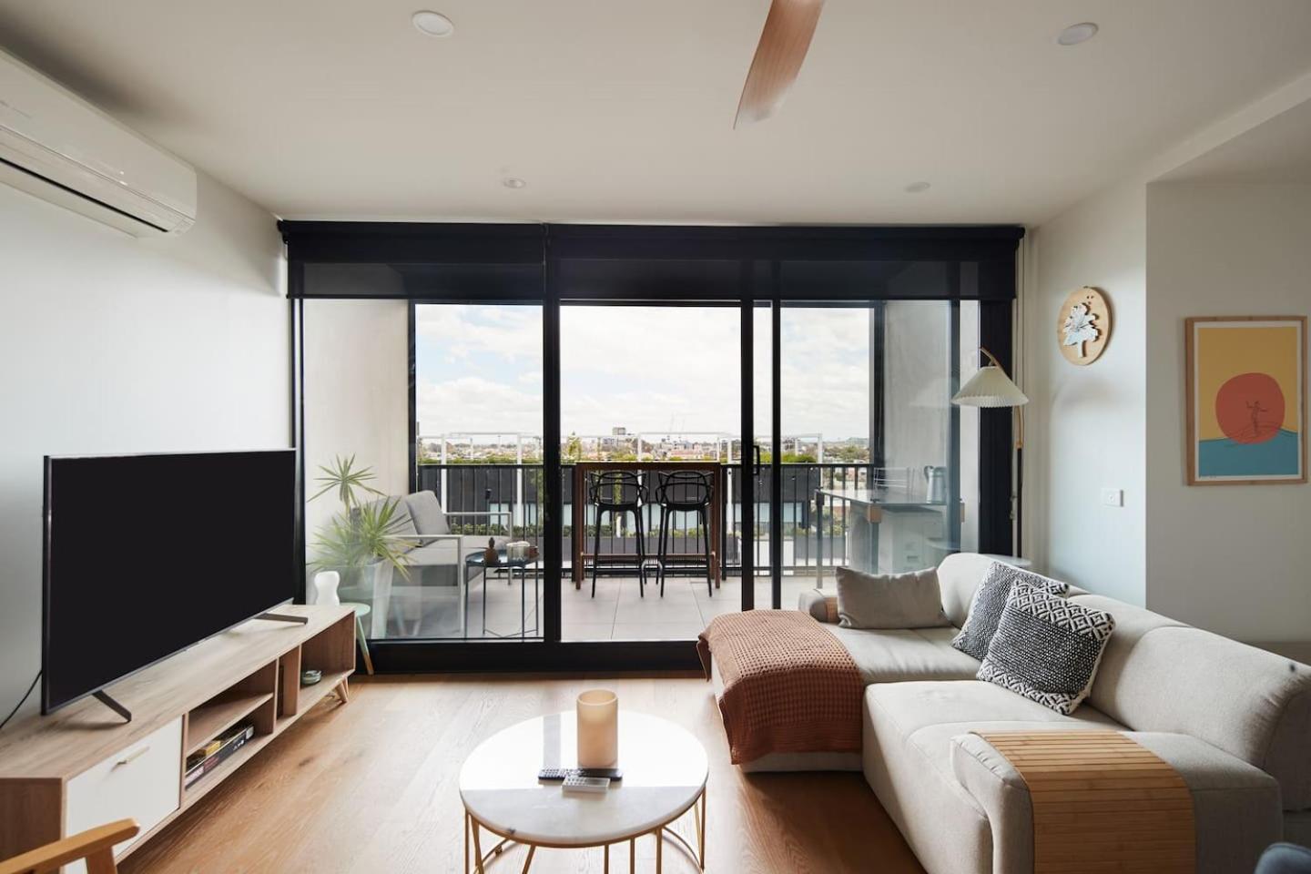 Apartment Urban Rendezvous - Where Productivity Meets Play