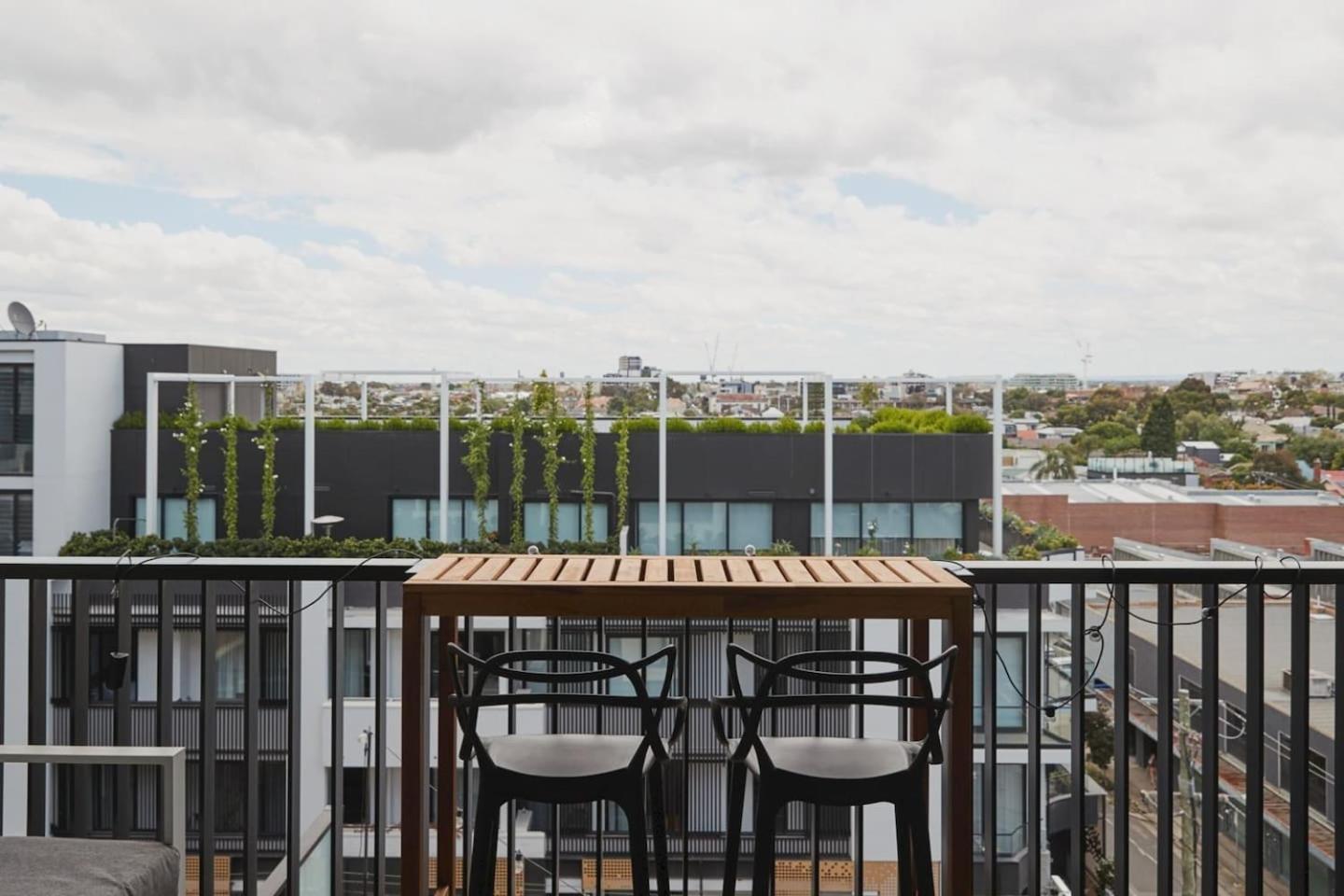 Apartment Urban Rendezvous - Where Productivity Meets Play *