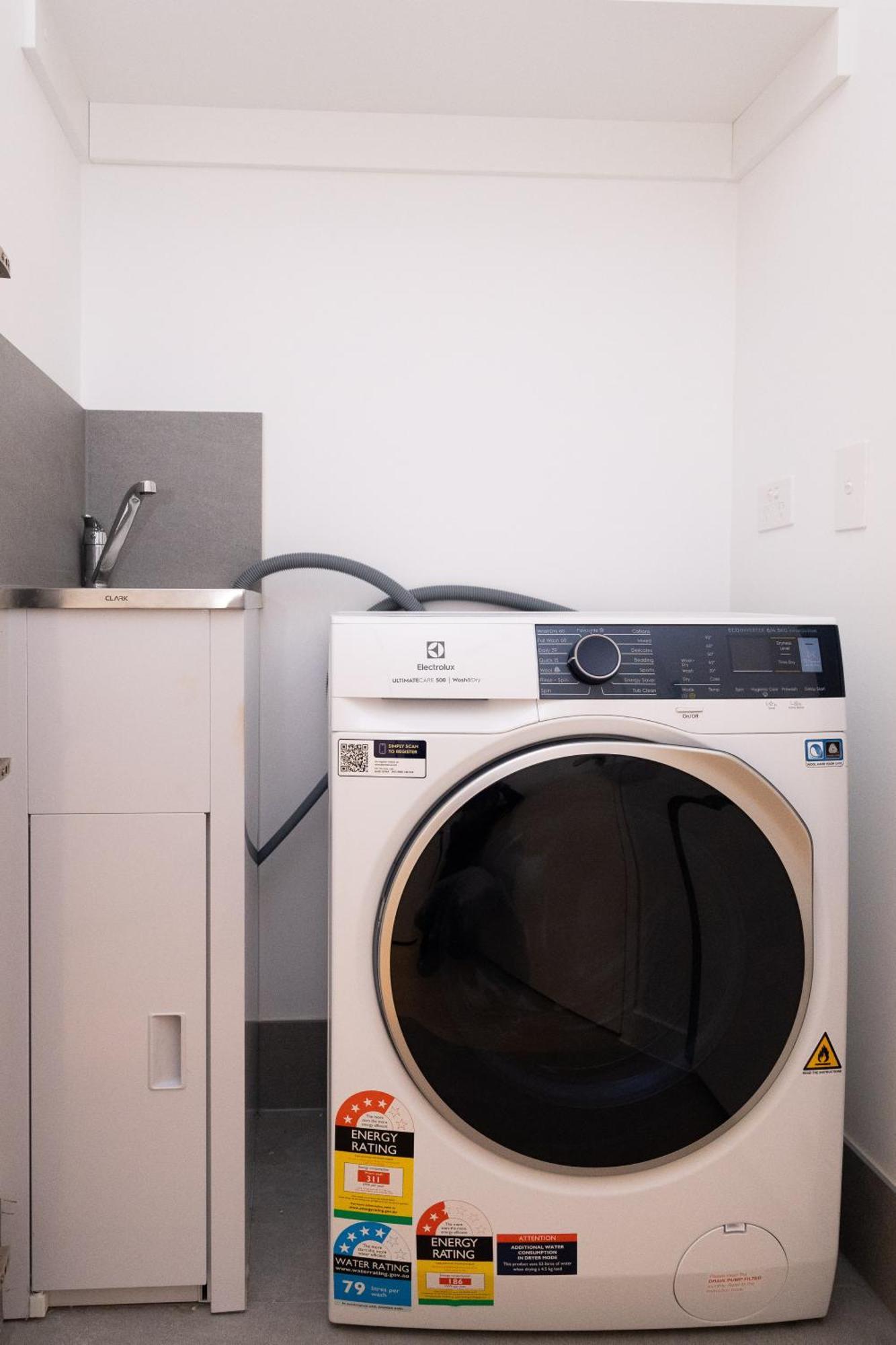 Luxury With Parking & Large Balcony * Melbourne