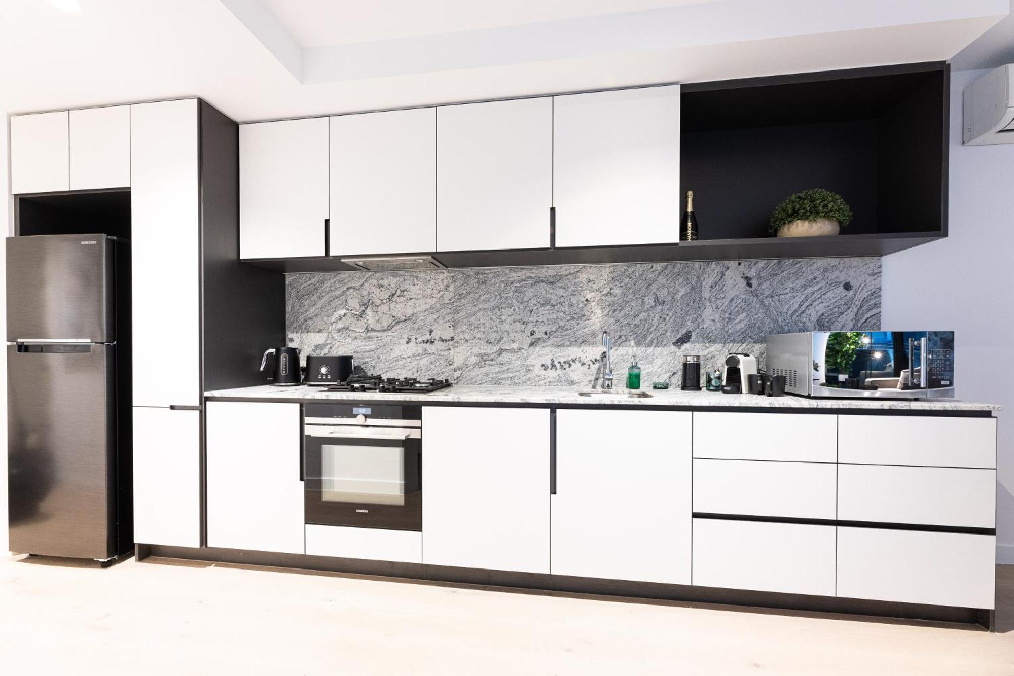 Luxury With Parking & Large Balcony Apartment Melbourne