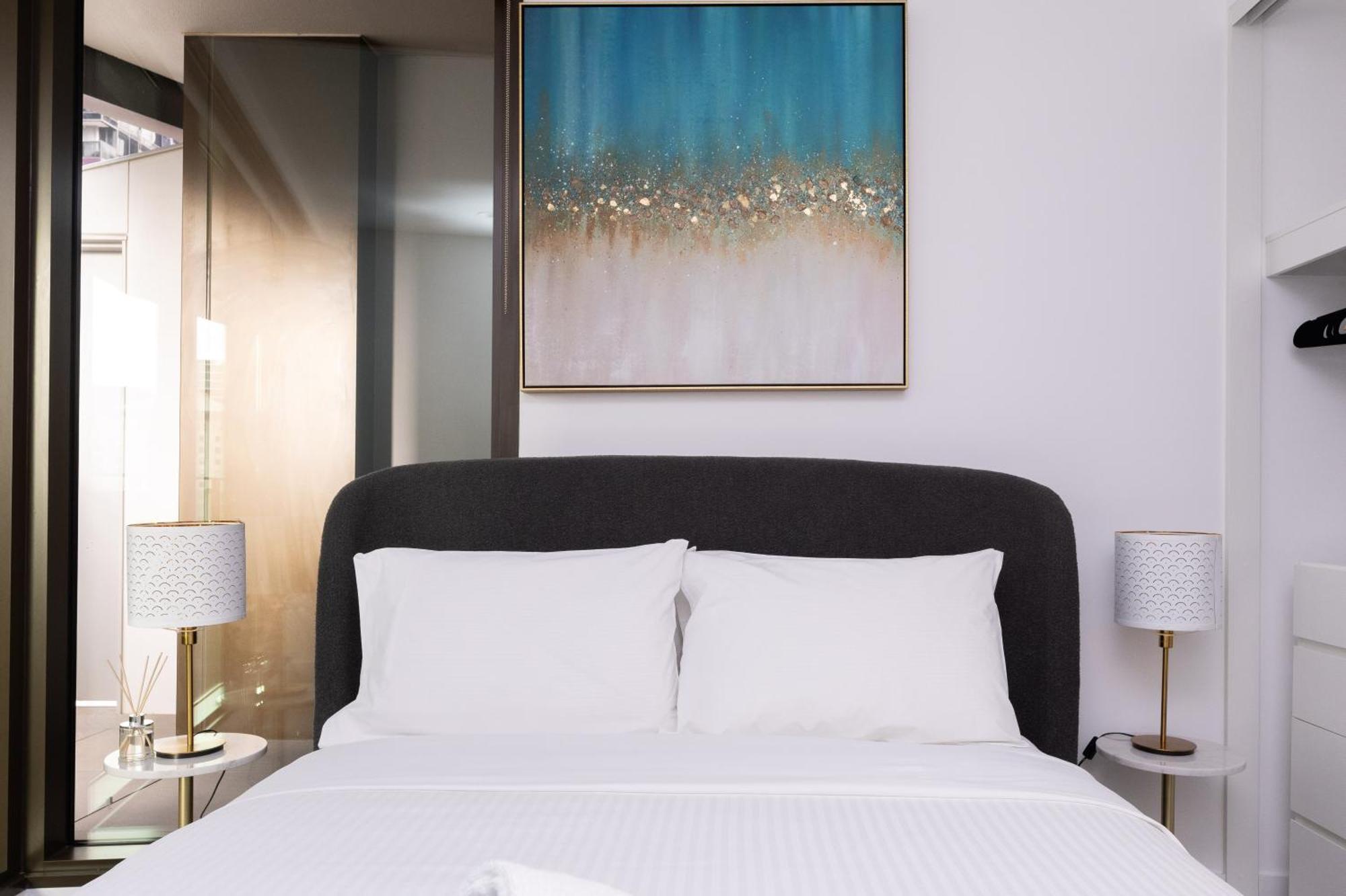 Luxury With Parking & Large Balcony * Melbourne