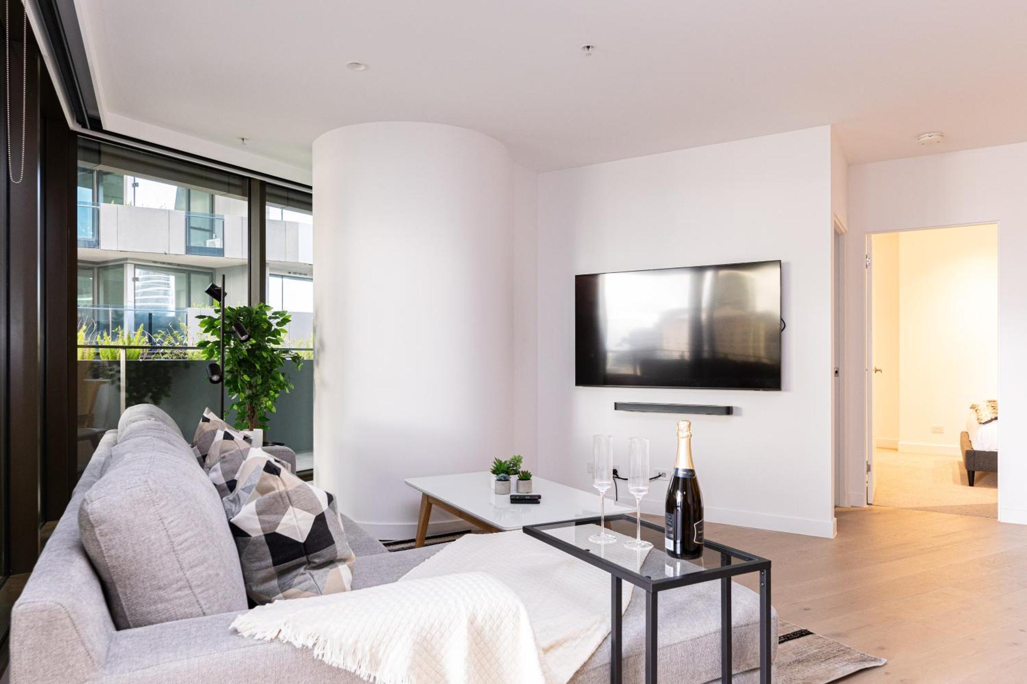 Apartment Luxury With Parking & Large Balcony *