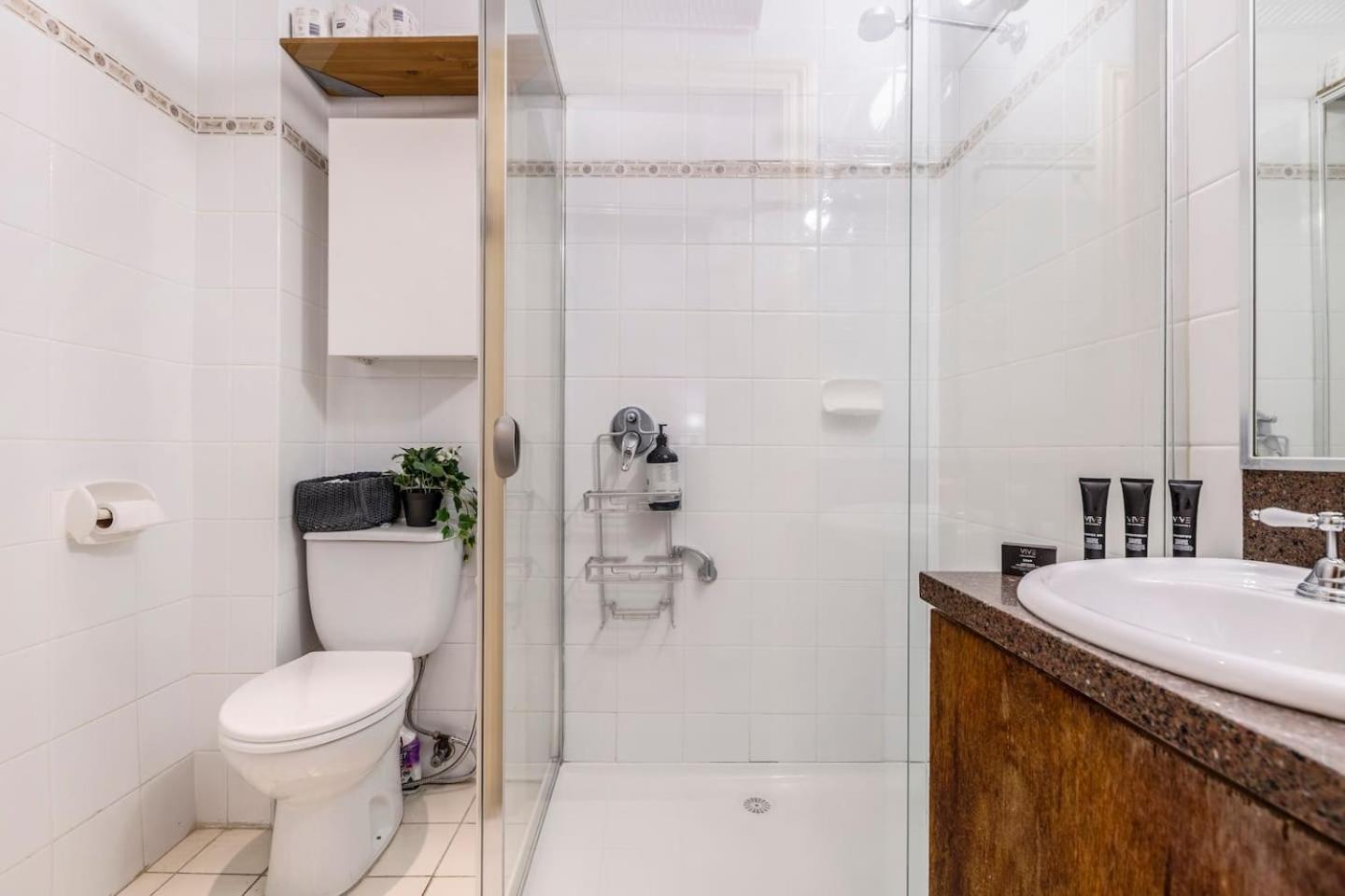 Elwood Manor - A Restored Art-deco Gem Apartment