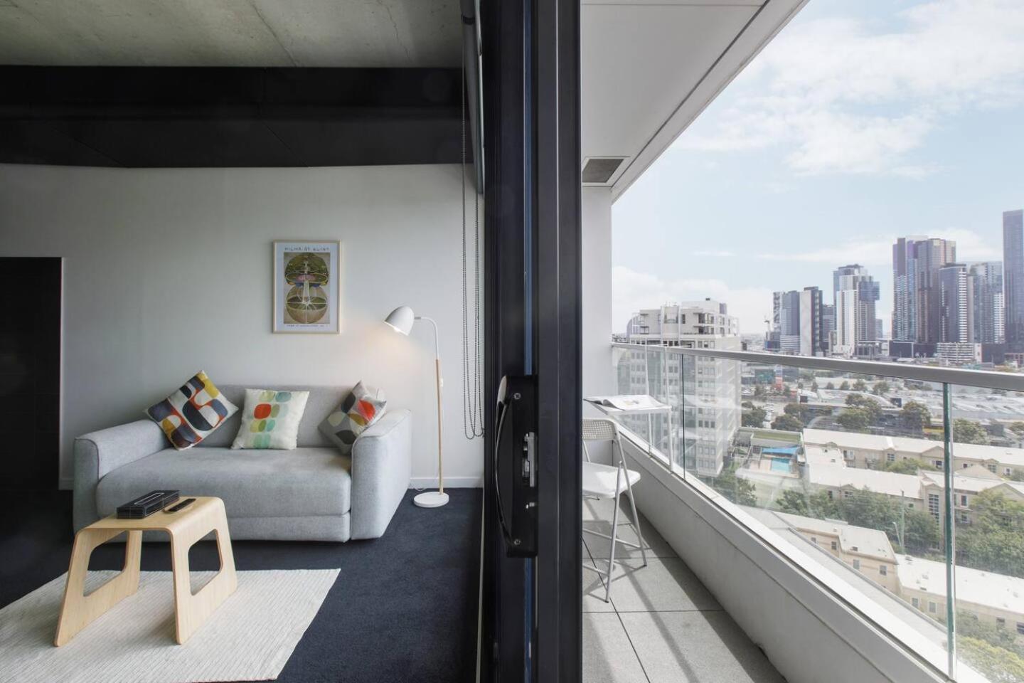 Apartment Skyline Envy - Streamlined South Style *