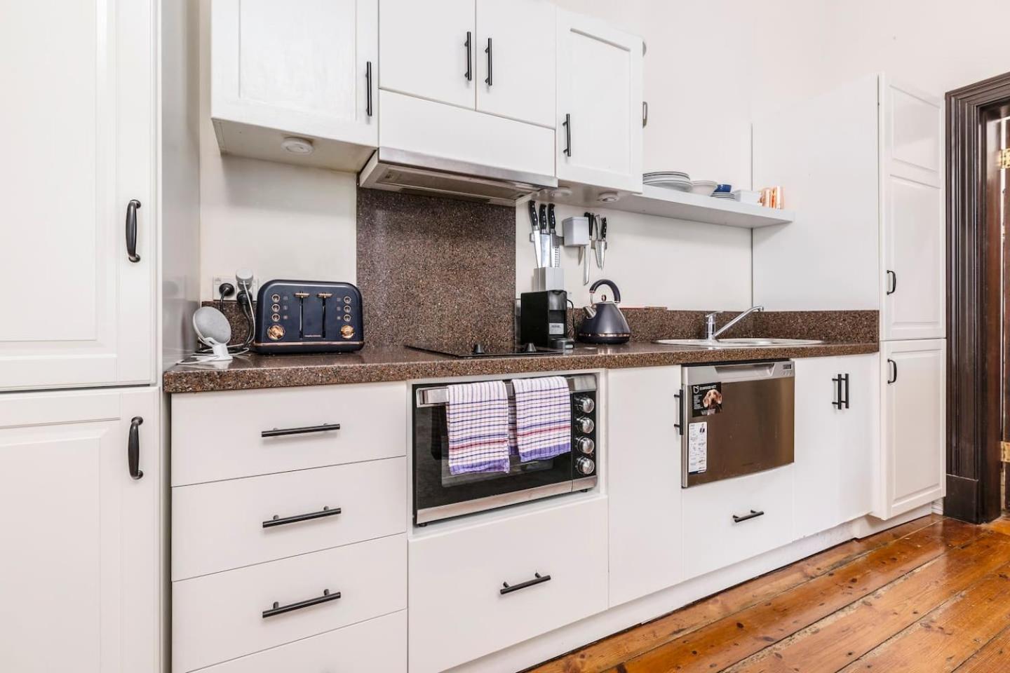 Elwood Manor - A Restored Art-deco Gem Apartment *