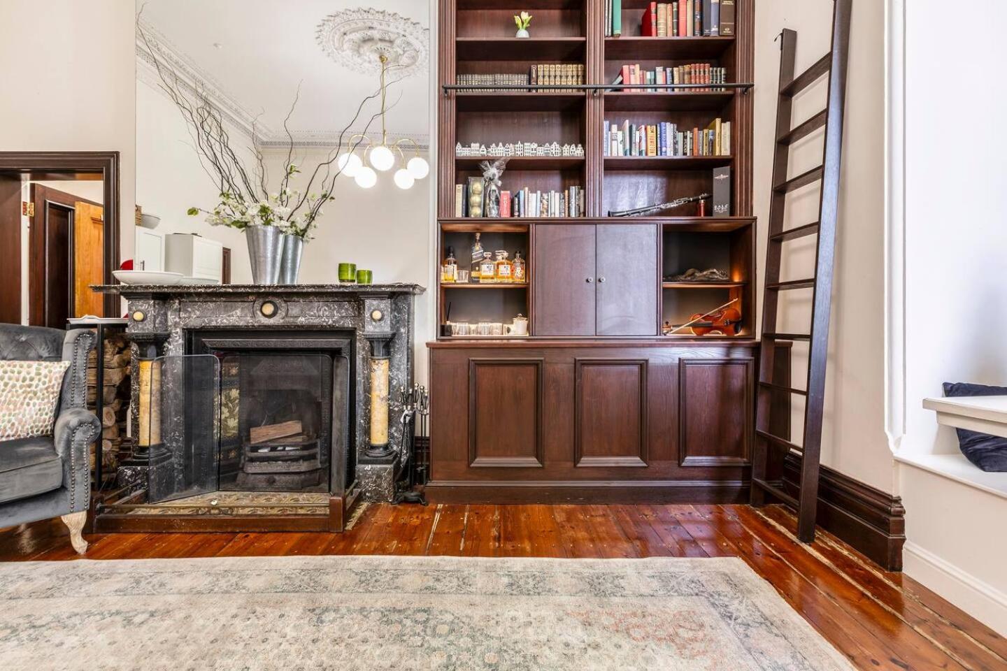 Elwood Manor - A Restored Art-deco Gem Apartment *
