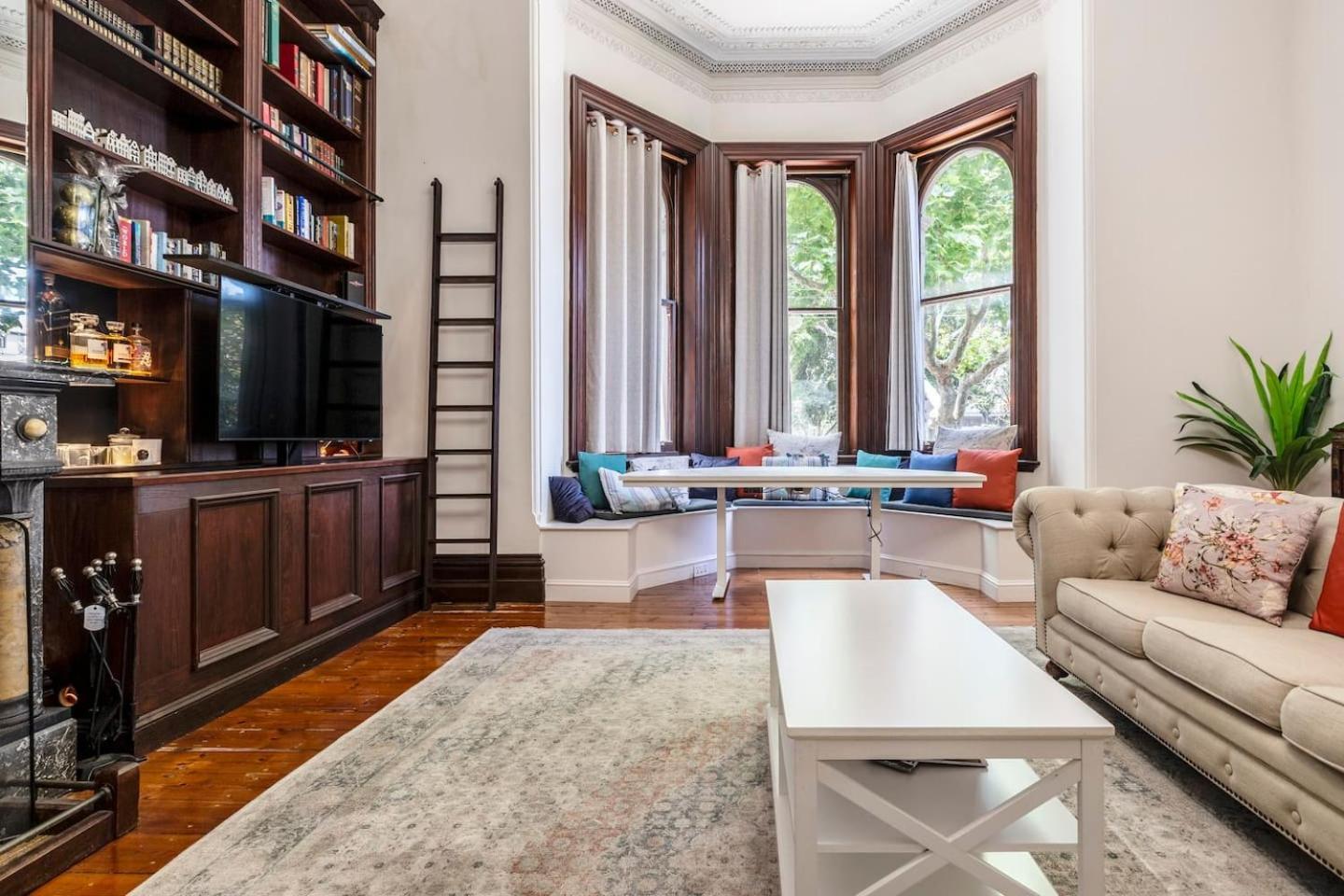 Elwood Manor - A Restored Art-deco Gem *