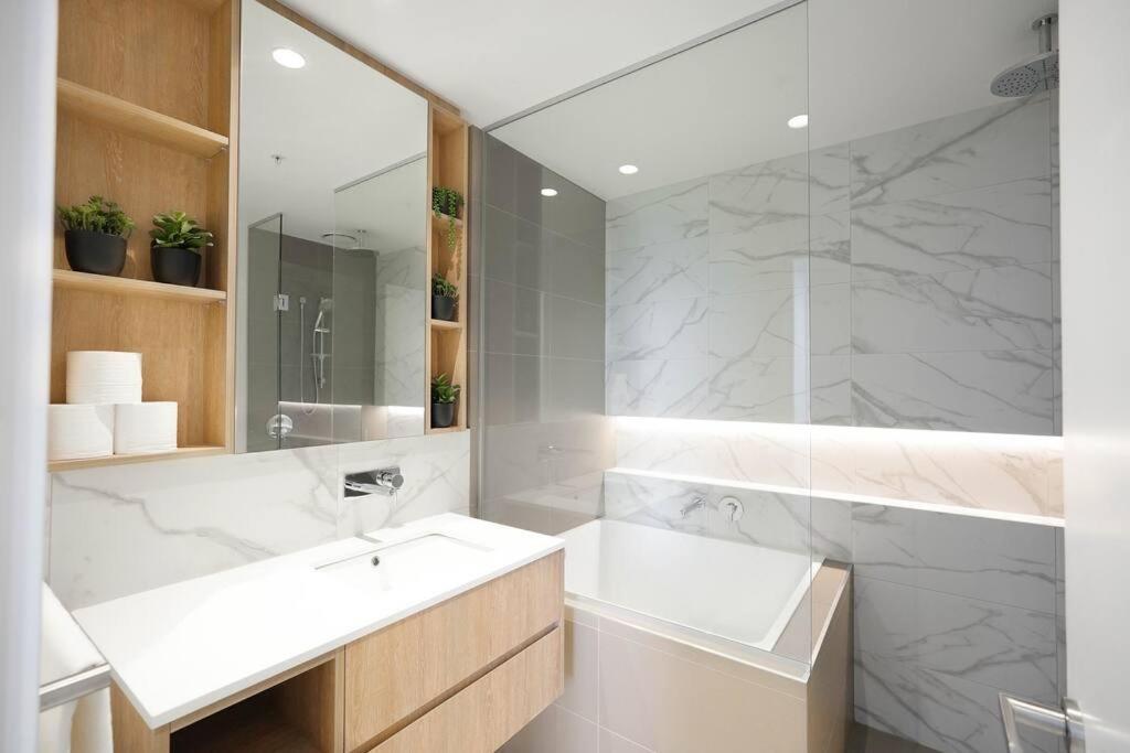 Brand New Modern Luxury Lvl 37 In The Clouds Melbourne