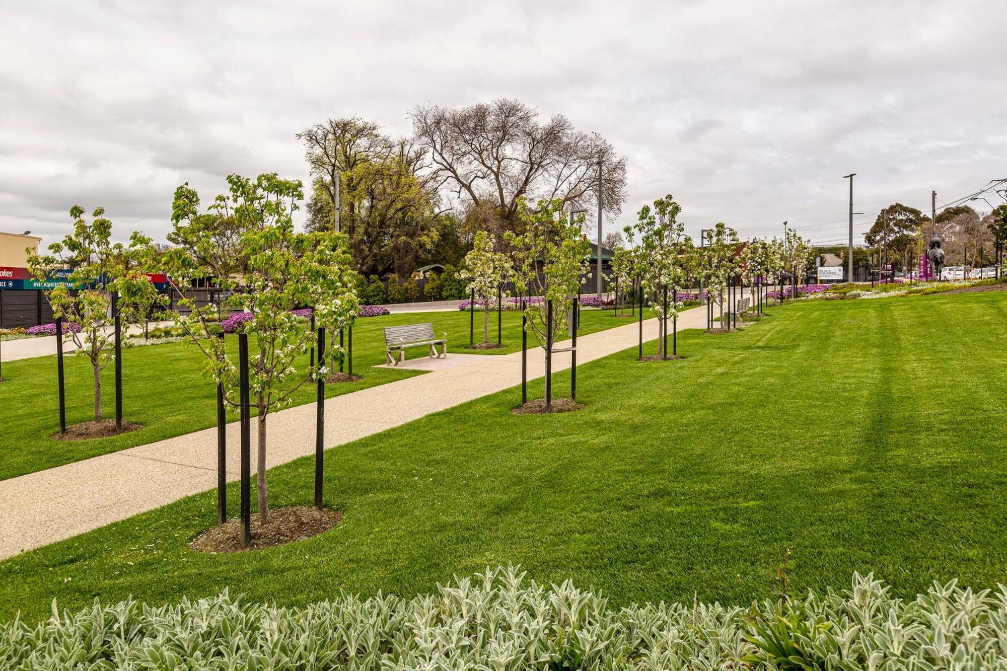 Moonee Valley Park With Parking Apartment