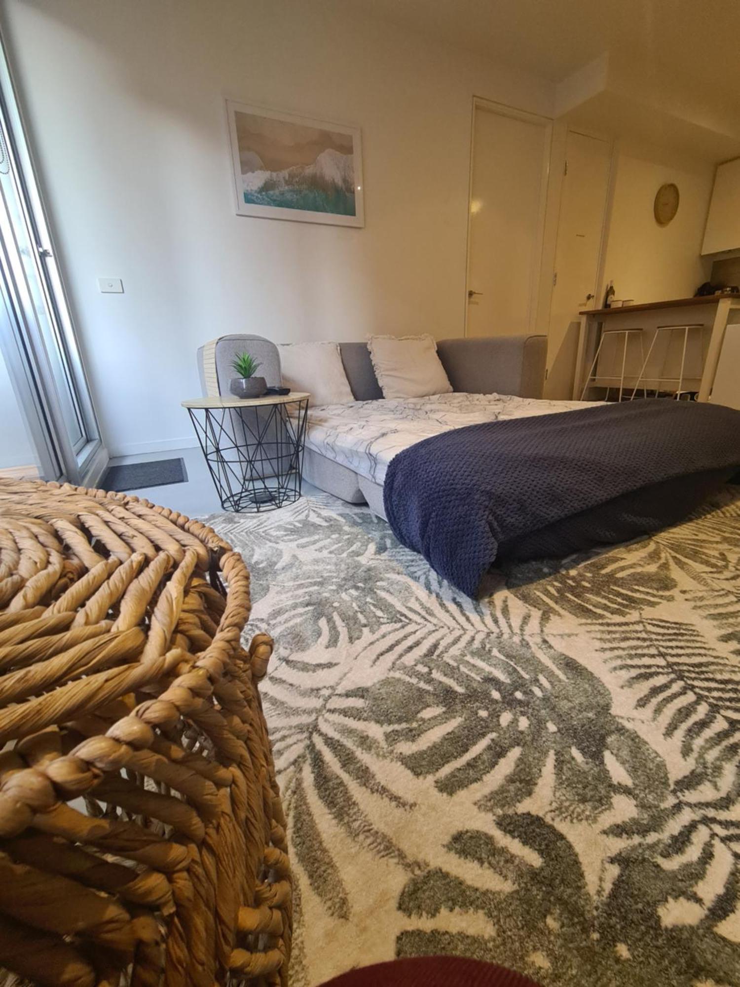 Cosy With Free Secure Car Park Apartment *