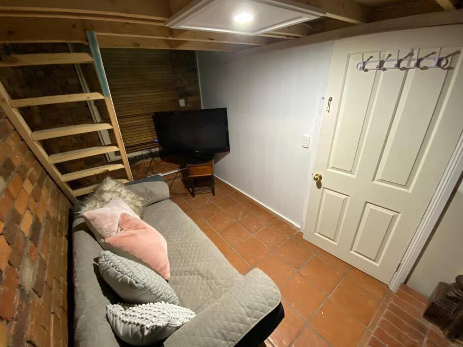 Holiday home Fitzroy- Private 2-4 Guest #guesthouse #ausgp #directtram #f1 *